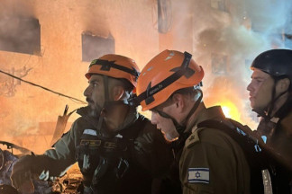 Archivo - Trabajadores de los servicios de emergencia de Israel tras el impacto de un proyectil iraní