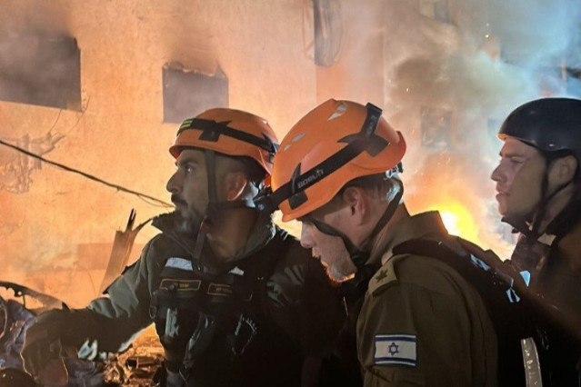 Archivo - Trabajadores de los servicios de emergencia de Israel tras el impacto de un proyectil iraní
