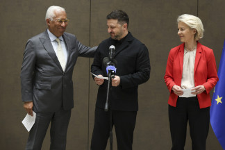 Archivo - El presidente de Ucrania, Volodimir Zelenski, junto al presidente del Consejo Europeo, António Costa, y la presidenta de la Comisión Europea, Ursula von der Leyen.