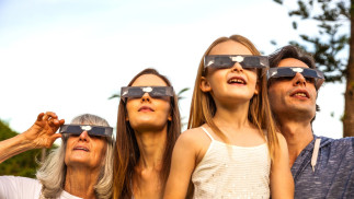 Gente con gafas de sol. Obervación eclipse solar.