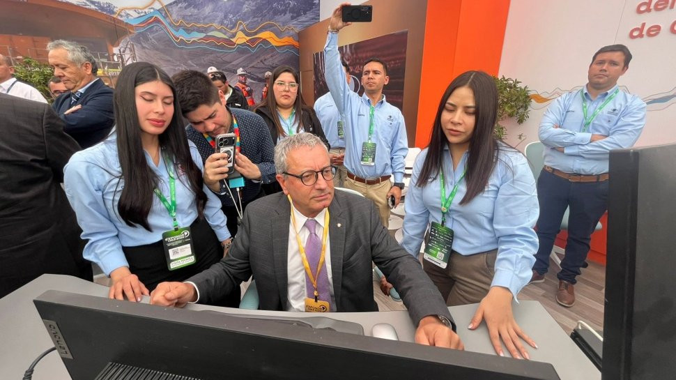 Bernardo Fontaine en el stand de Codelco en