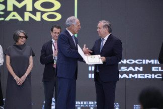 Narciso Casado entregando el premio al presidente de Honduras, Nasry Asfura