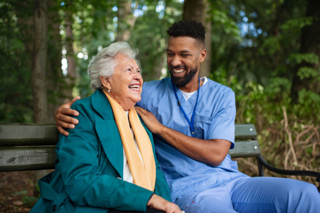 La mitad de sanitarios señala que IA permite atender a 8 pacientes más semanales, según el 'Philips Future Health Index'
