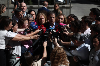 El consejero de Salud del País Vasco, Alberto Martínez, atiende a los medios durante la reunión extraordinaria del pleno del Consejo Interterritorial del Sistema Nacional de Salud (CISNS), en el Mi