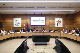 La ministra de Sanidad, Mónica García (c), el secretario de Estado de Sanidad, Javier Padilla (i), y la subsecretaria de Sanidad, Ana María Sánchez Hernández (d), y los consejeros de Sanidad de l