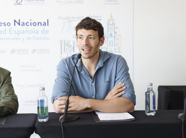 Rodrigo Santos Santamarta, miembro del Grupo de Trabajo de Medicina Deportiva de la SEMG en rueda de prensa en Oviedo.