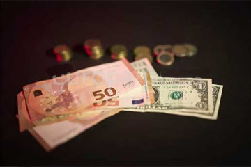EUR