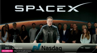Elon Musk antes del comienzo de la sesión del viernes