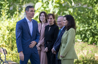El presidente del Gobierno, Pedro Sánchez (i), a su llegada a la presentación del programa ‘Somos. Contamos: fin de la discriminación de las mujeres en la investigación de la salud’, a 15 de j