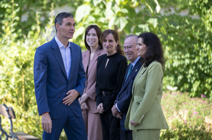 El presidente del Gobierno, Pedro Sánchez (i), a su llegada a la presentación del programa ‘Somos. Contamos: fin de la discriminación de las mujeres en la investigación de la salud’, a 15 de j