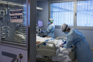 Archivo - Personal sanitario atendiendo a un paciente ingresado en la Unidad de Cuidados Intensivos (UCI) para enfermos de coronavirus del Hospital Universitario Dr. Josep Trueta de Girona, Catalunya 