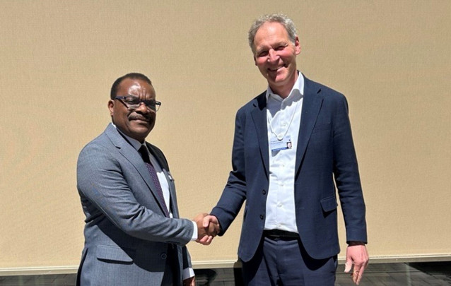 El director ejecutivo de Global Health EDCTP3, Michael Makanga, y el director científico de la Fundación Novo Nordisk, Flemming Konradsen, en la Asamblea Mundial de la Salud.