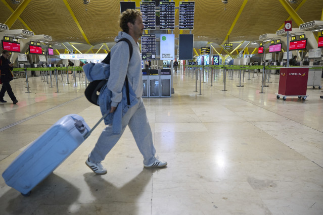 Archivo - Un viajero en la Terminal T4 del Aeropuerto Adolfo Suárez Madrid-Barajas, a 30 de marzo de 2026, en Madrid (España).