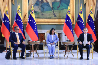 La presidenta encargada de Venezuela, Delcy Rodríguez, durante la firma del memorando de entendimiento