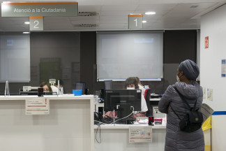 Archivo - Una paciente espera a ser atendida en la recepción del CAP Masdevall el día en el que comienza la campaña de vacunación antigripal en la región, en Figueres, Girona (Catalunya), a 16 de