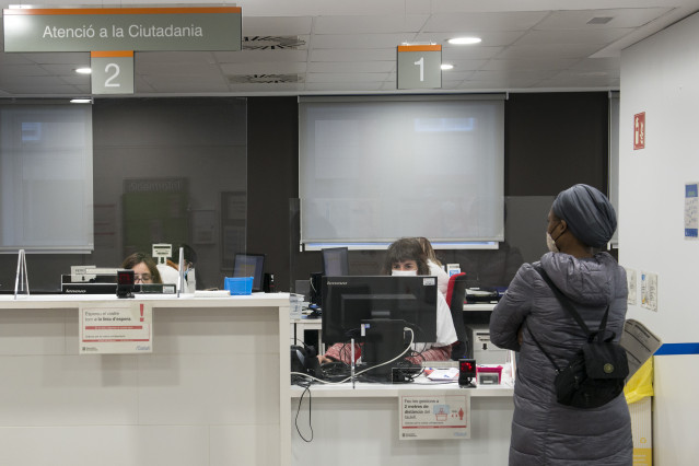 Archivo - Una paciente espera a ser atendida en la recepción del CAP Masdevall el día en el que comienza la campaña de vacunación antigripal en la región, en Figueres, Girona (Catalunya), a 16 de octubre de 2020.La campaña coincide con la entrada en vigor
