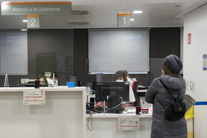 Archivo - Una paciente espera a ser atendida en la recepción del CAP Masdevall el día en el que comienza la campaña de vacunación antigripal en la región, en Figueres, Girona (Catalunya), a 16 de