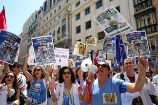 Manifestantes durante una concentración de Técnicos Superiores Sanitarios (TSS) frente al Ministerio de Hacienda, a 29 de mayo de 2026, en Madrid (España). La concentración tiene lugar para exigir