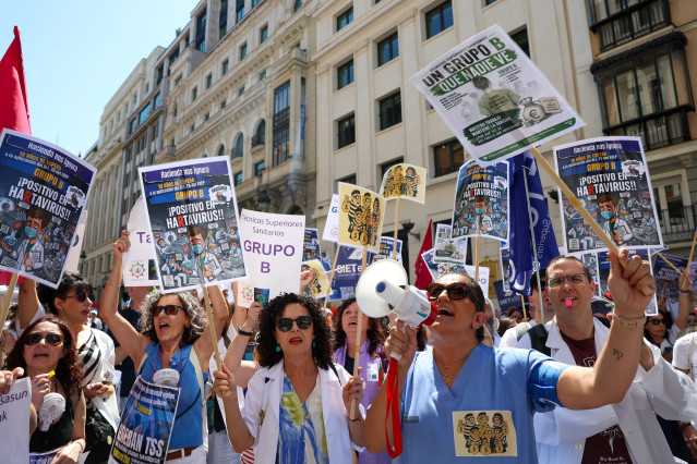 Manifestantes durante una concentración de Técnicos Superiores Sanitarios (TSS) frente al Ministerio de Hacienda, a 29 de mayo de 2026, en Madrid (España). La concentración tiene lugar para exigir al Ministerio de Hacienda que desbloquee la reclasificació