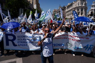 Decenas de personas durante la celebración de la manifestación de profesionales técnicos sanitarios, a 17 de junio de 2026, en Madrid (España). Esta marcha de protesta, convocada de forma conjunta