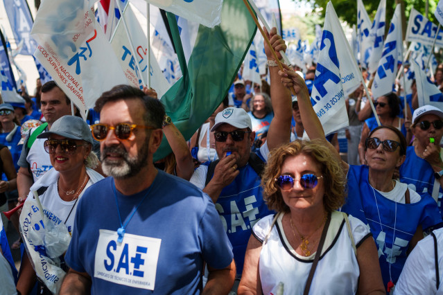 Decenas de personas durante la manifestación de profesionales técnicos sanitarios, a 17 de junio de 2026, en Madrid (España). Esta marcha de protesta, convocada de forma conjunta por el Sindicato de Técnicos de Enfermería (SAE), el Sindicato Nacional de T