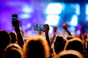Uso de teléfonos móviles para grabar un concierto