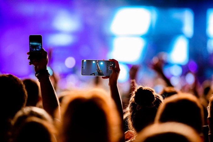 Uso de teléfonos móviles para grabar un concierto