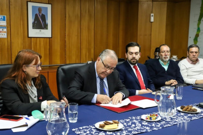 Firma el ministro Campos. Al lado Directora (s) Odepa