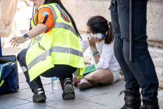 Una persona es atendida por un golpe de calor durante la espera de la llegada del Papa León XIV a la Catedral de Santa María de la Almudena, a 8 de junio de 2026, en Madrid (España). El acto consis
