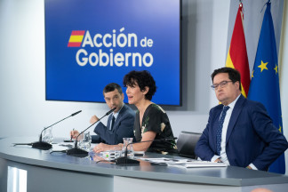 (I-D) El ministro de Derechos Sociales, Consumo y Agenda 2030, Pablo Bustinduy; la ministra de Inclusión, Seguridad Social y Migraciones y portavoz del Gobierno, Elma Saiz; y el ministro para la Tran