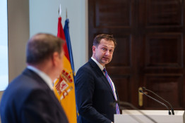 Archivo - El ministro de Agricultura, Pesca y Alimentación, Luis Planas, y el comisario europeo de Agricultura y Alimentación, Christophe Hansen ofrecen una rueda de prensa tras un encuentro en el M