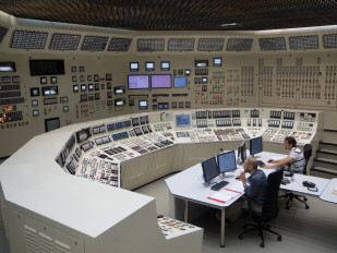 Archivo - Simulador de la sala de control de una central nuclear.