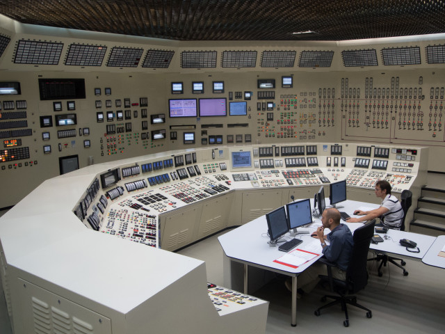 Archivo - Simulador de la sala de control de una central nuclear.