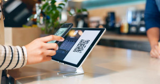 Archivo - Teléfono móvil escanenado un código QR