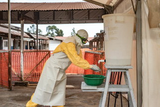 Un trabajador médico en un centro de tratamiento de ébola de la organización no gubernamental Médicos Sin Fronteras (MSF) en Goma, en el este de República Democrática del Congo (RDC)