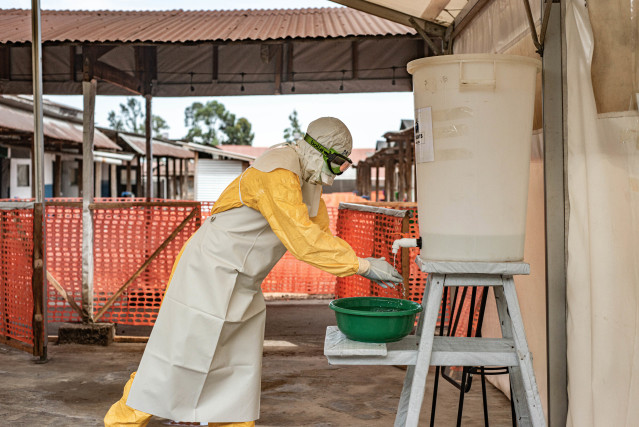 Un trabajador médico en un centro de tratamiento de ébola de la organización no gubernamental Médicos Sin Fronteras (MSF) en Goma, en el este de República Democrática del Congo (RDC)