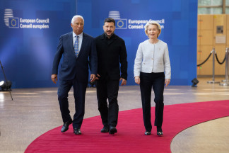 El presidente del Consejo Europeo, António Costa, el presidente de Ucrania, Volodimir Zelenksi, y la presidenta de la Comisión Europea, Ursula von der Leyen, durante el último Consejo Europeo celeb