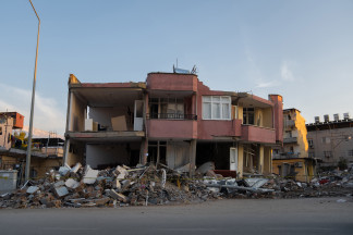 Archivo - Un edificio derruído por el terremoto, a 23 de febrero de 2023, en Iskenderun, Turquía (España). El número de muertos por los terremotos, que sacudieron once provincias del sureste de Tu