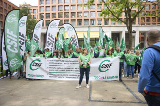 Archivo - Decenas de personas durante una concentración ante la sede del Ministerio de Sanidad, a 14 de mayo de 2025, en Madrid (España). La manifestación coincide con una reunión entre el Ministe