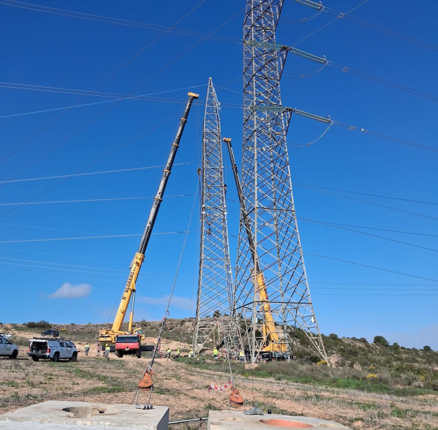 Red Eléctrica repotencia la línea Aragón-Escatrón de 400 kV para aumentar la capacidad de transporte entre las provincias de Teruel y Zaragoza.