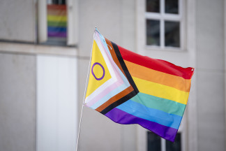 Archivo - Bandera LGTBIQ+ durante el pregón del Orgullo de Madrid 2025 (MADO 2025), en la plaza Pedro Zerolo, a 2 de julio de 2025, en Madrid (España). Este año los encargados de dar el Pregón del