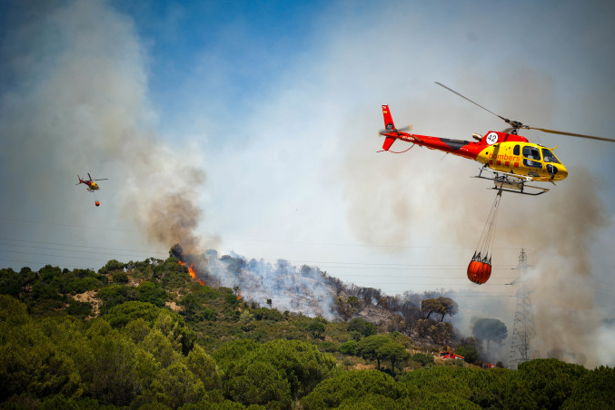 Helicóptero durante un incendio forestal, a 26 de junio de 2026, en Tiana, Barcelona, Catalunya (España). Bombers de la Generalitat ha recibido el aviso a las 10.45 y trabaja con 16 dotaciones terre
