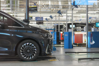 El interior de la planta de Mercedes-Benz en Vitoria, durante la celebración del acto de presentación institucional del inicio de producción del nuevo modelo de vehículo eléctrico VLE de Mercedes