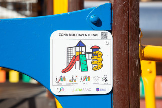 Archivo - Pictograma o placa visual instalada en un parque para niños con espectro autista, en Badajoz, Extremadura (España), a 19 de febrero de 2021. Una serie de pictogramas o placas visuales posi