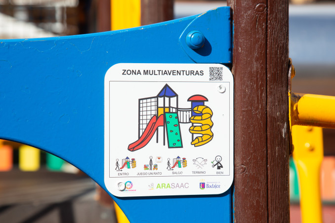 Archivo - Pictograma o placa visual instalada en un parque para niños con espectro autista, en Badajoz, Extremadura (España), a 19 de febrero de 2021. Una serie de pictogramas o placas visuales posi