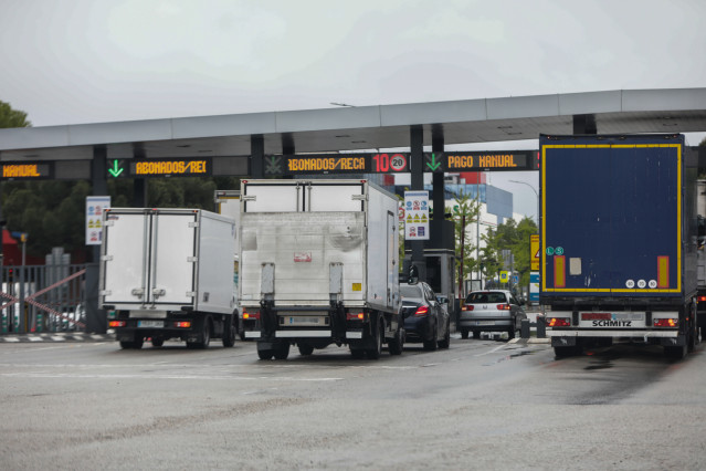 Archivo - Varios camiones esperan para pasar por el peaje de acceso a Mercamadrid