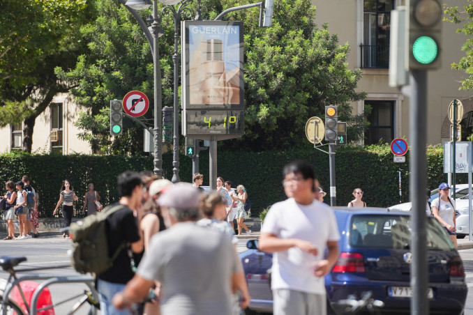 Archivo - Un termómetro indica una temperatura de 41ºC durante la cuarta ola de calor del verano, a 22 de agosto de 2023, en Valencia, Comunidad Valenciana (España). Valencia estará en alerta amar