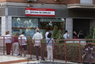 Archivo - Varias personas hacen cola en una oficina del SEPE, a 4 de agosto de 2025, en Madrid (España). El paro registrado en las oficinas de los servicios públicos de empleo bajó en 1.357 persona