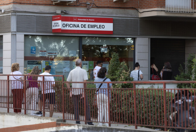 Archivo - Varias personas hacen cola en una oficina del SEPE, a 4 de agosto de 2025, en Madrid (España). El paro registrado en las oficinas de los servicios públicos de empleo bajó en 1.357 personas en julio en relación con el mes anterior (-0,06%) hasta