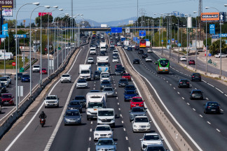 Archivo - Decenas de vehículos durante la operación salida por las vacaciones de Semana Santa, en la A-4, a 27 de marzo de 2026, en Madrid (España). La Dirección General de Tráfico ha activado un